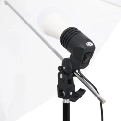 Fotostudioset met verlichtingsset en achtergrond><noscript><img width=